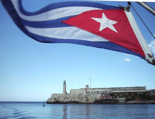 Bandera cubana y vista del morro