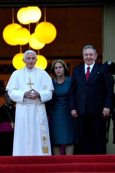 Benedicto XVI y Raúl Castro saludo 2