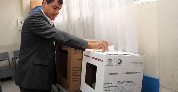 Rafael Correa vota en elecciones