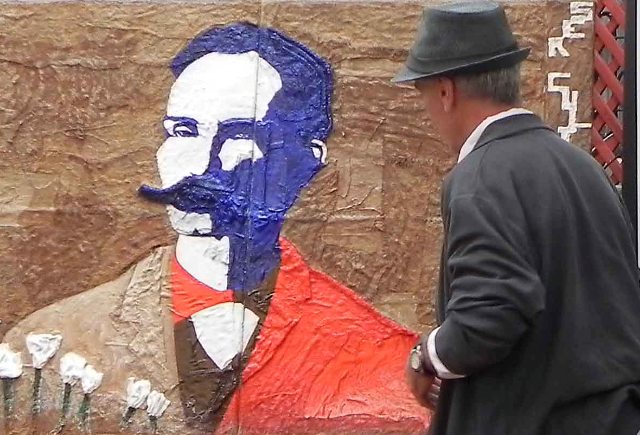 Eurico Borges junto su obra de José Martí