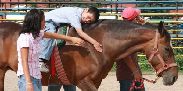 Equino terapia para niños sordos y ciegos.