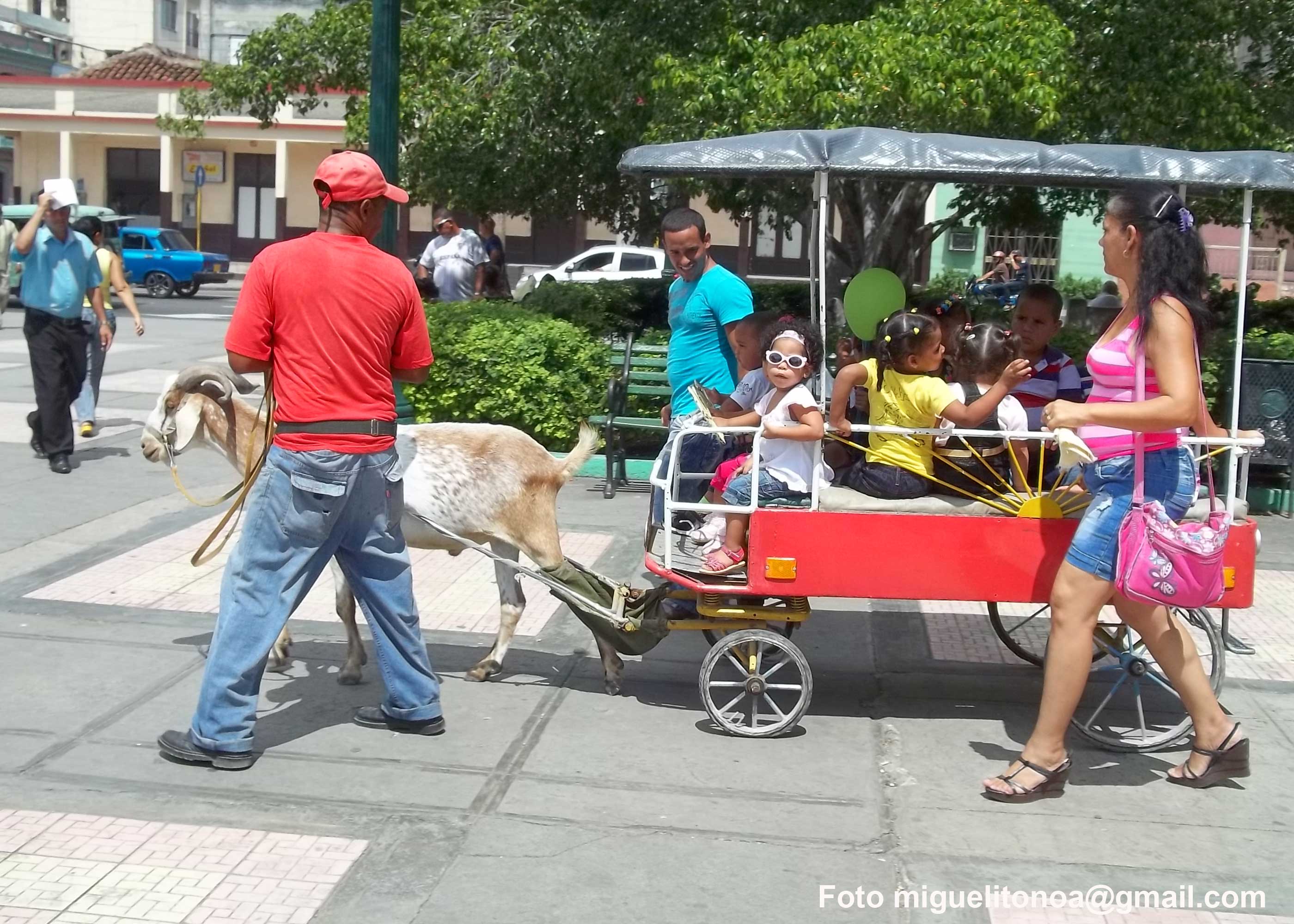 DDHH-Cuba. Niños paseando en Coche II 