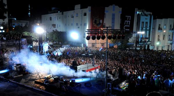 Concierto Fernando escalinata Universidad