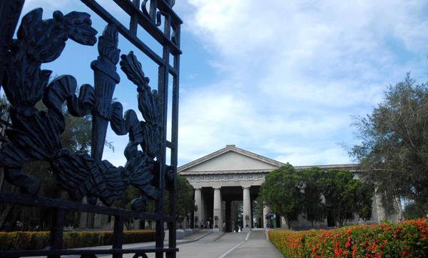 Jardín-cementerio Cuba- entrada