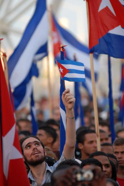 jóvenes con bandera cubana