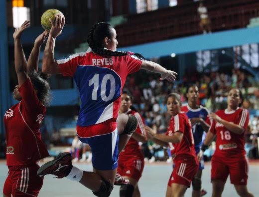 La cubana Glennys Reyes-balonmano