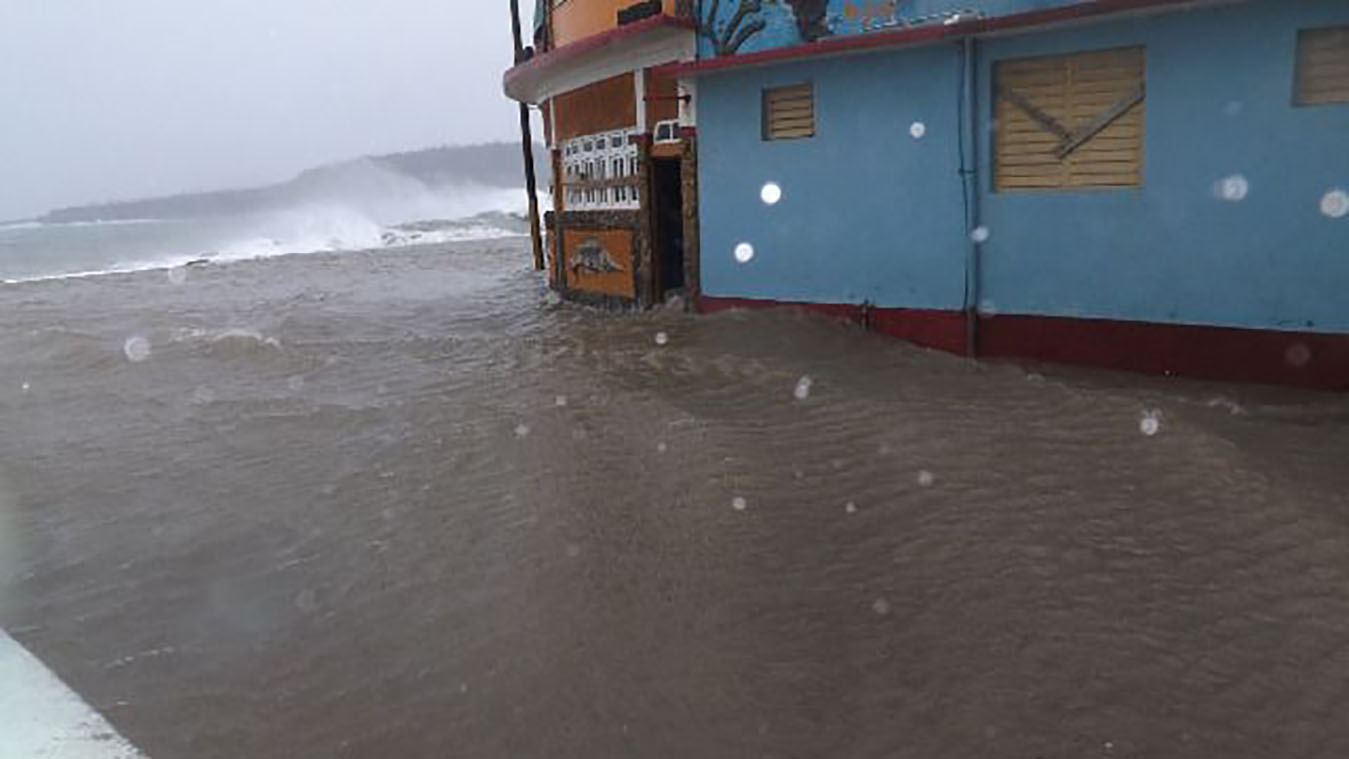 Penetraciones del mar en el malecón de Baracoa, ocasionadas por el acercamiento del huracán Irma a la costa norte oriental de Cuba. Guantánamo, el 8 de septiembre de 2017. Penetraciones del mar en el malecón de Baracoa, ocasionadas por el acercamiento del huracán Irma a la costa norte oriental de Cuba. Guantánamo, el 8 de septiembre de 2017.