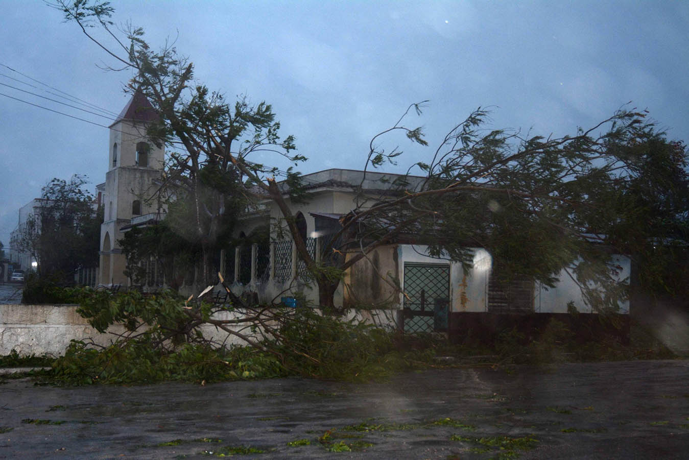 Vista del parque José Martí, en Sancti Spíritus, al amanecer del 9 de septiembre de 2017, al paso del huracán Irma por la costa norte central de Cuba. Vista del parque José Martí, en Sancti Spíritus, al amanecer del 9 de septiembre de 2017, al paso del huracán Irma por la costa norte central de Cuba.