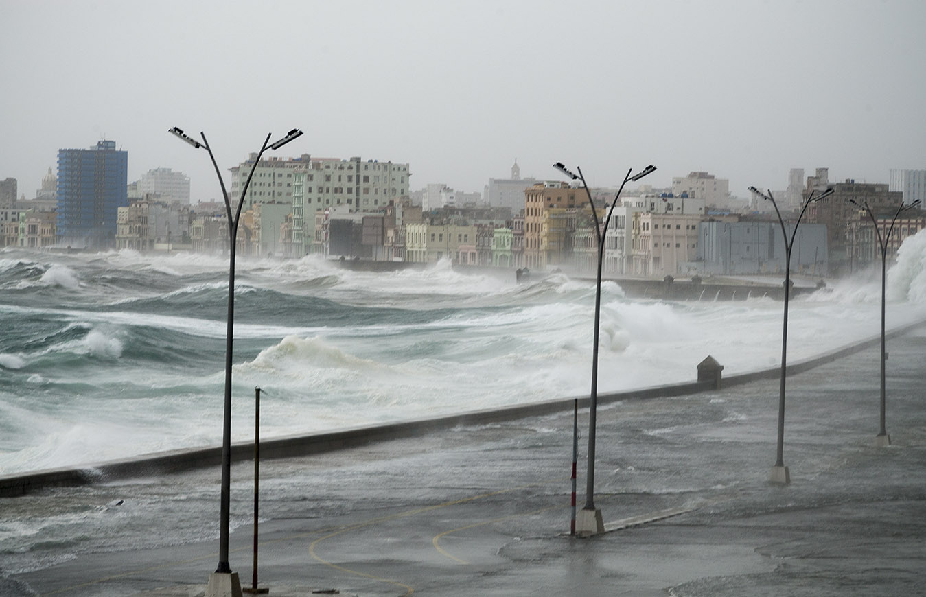 Impacto de Irma en el malecon habanero