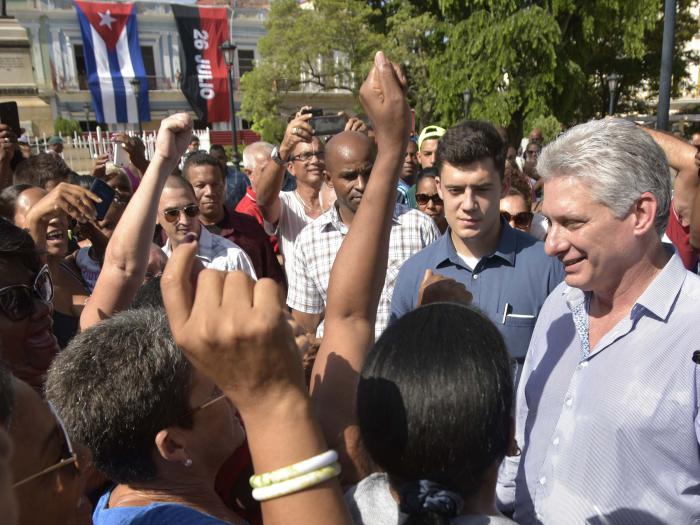Miguel Díaz Canel-Presidente de Cuba-multitud
