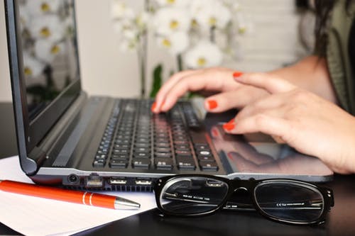 Mujer escribiendo