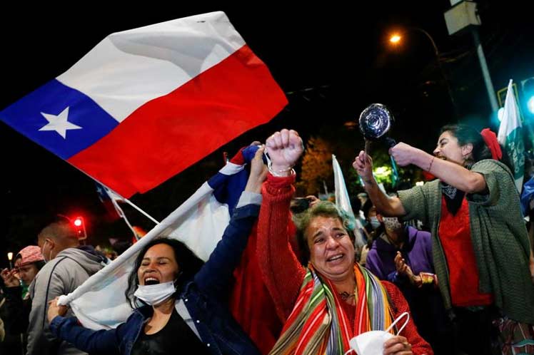 Chilenos aprueban nueva constitución