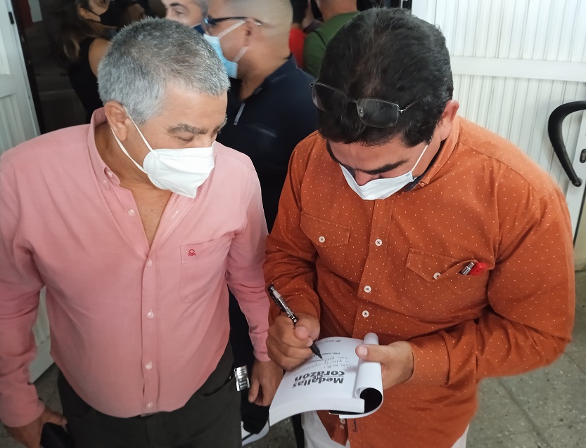 Joel García-firma-libro