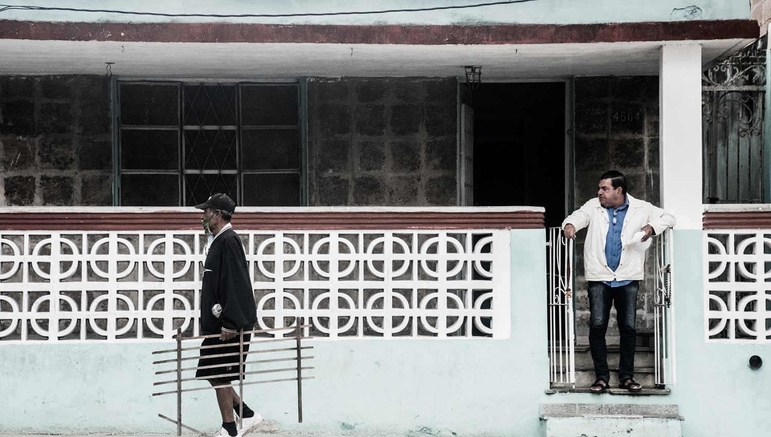 Personas caminando Cuba