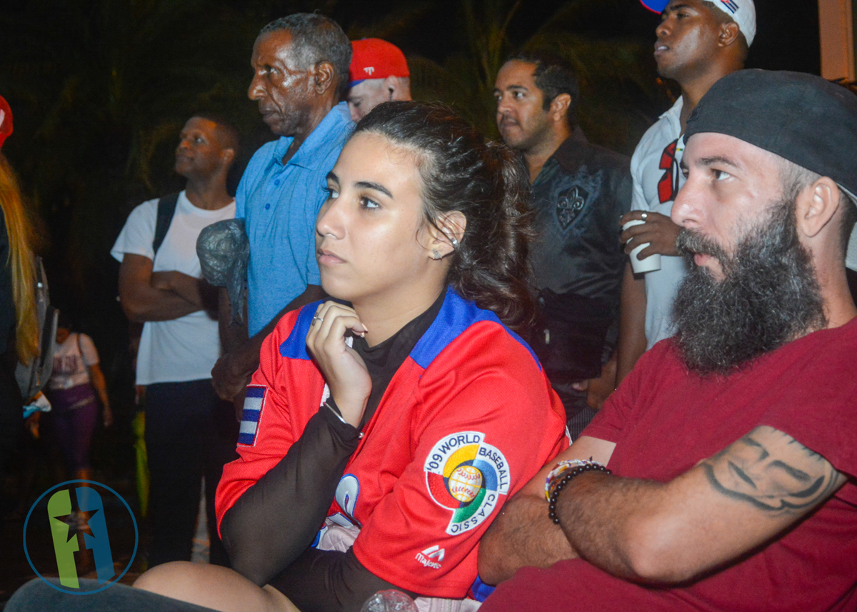 En el Vedado el público disfrutando del Clásico de Béisbol Cuba vs Estados Unidos