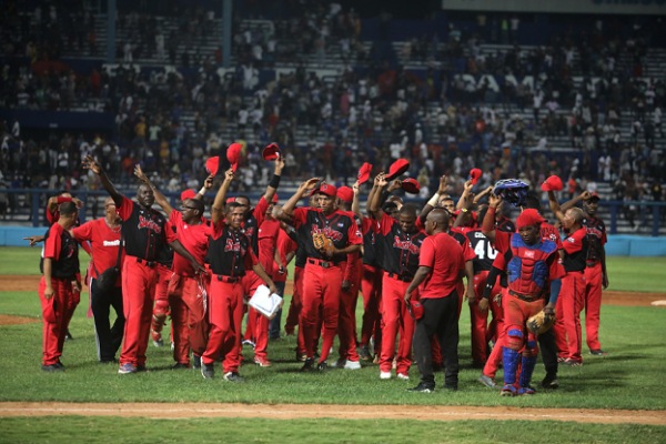 Equipo de Santiago celebra el triunfo ante Industriales