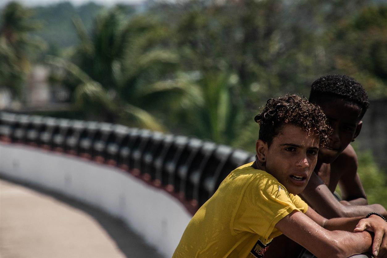 013-Niños en Puente giratorio de Matanzas-Cuba