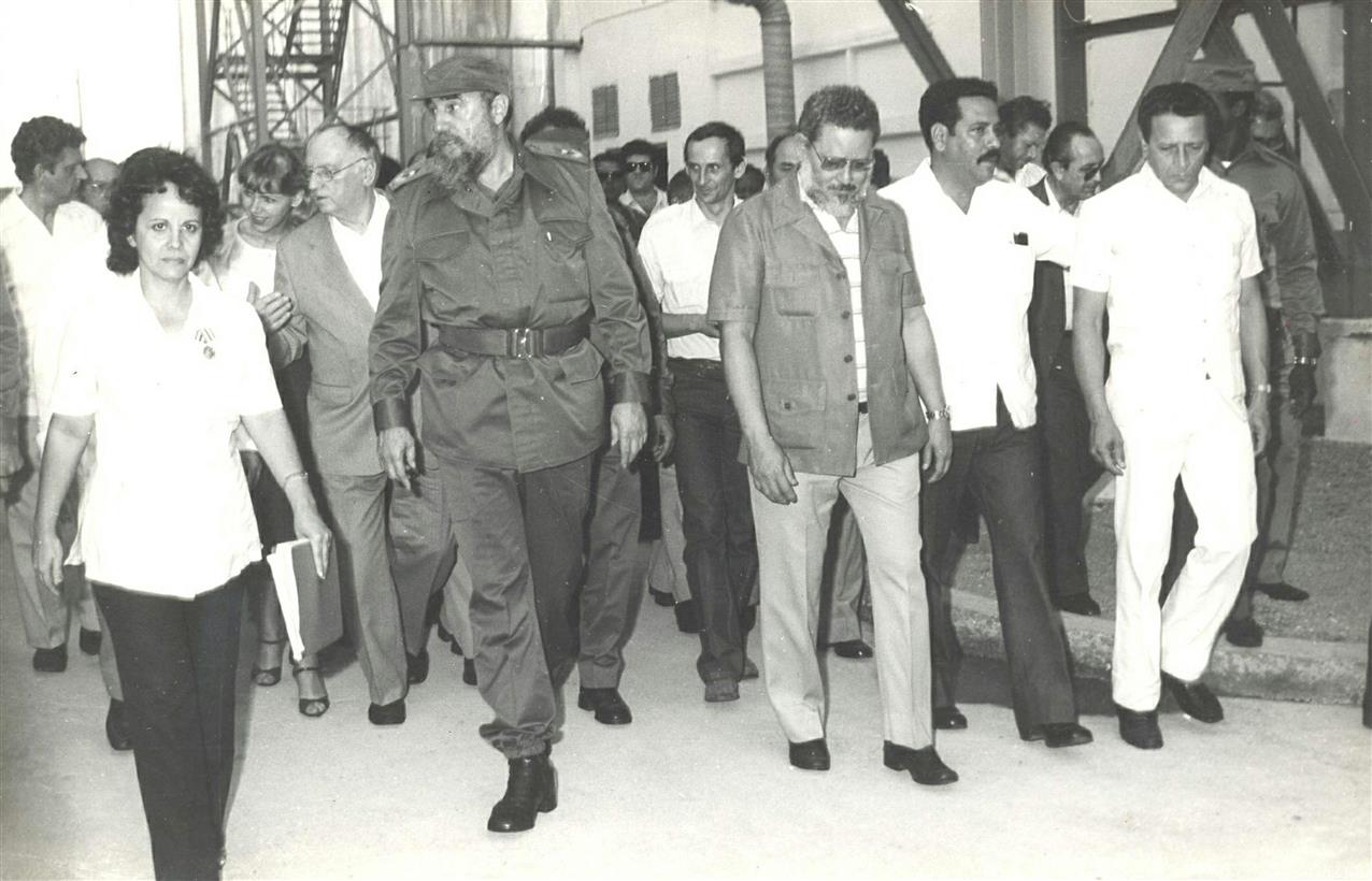 Recorre Fidel instalaciones de la Fábrica de Cerveza Tínima.