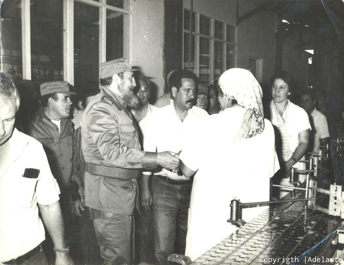 Recorre Fidel la Fábrica de Cerveza Tínima.