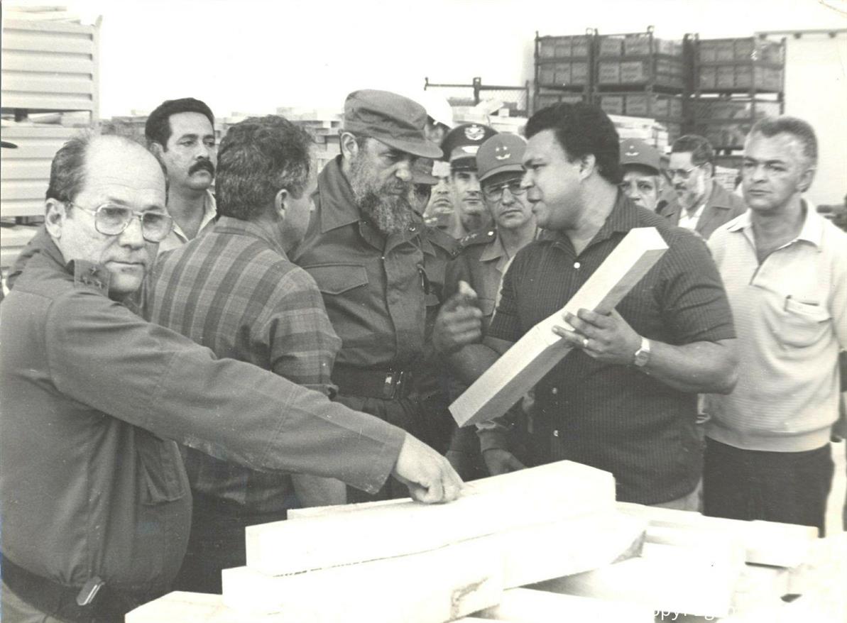 Fidel visita Fábrica de Carabinas en Camagüey.