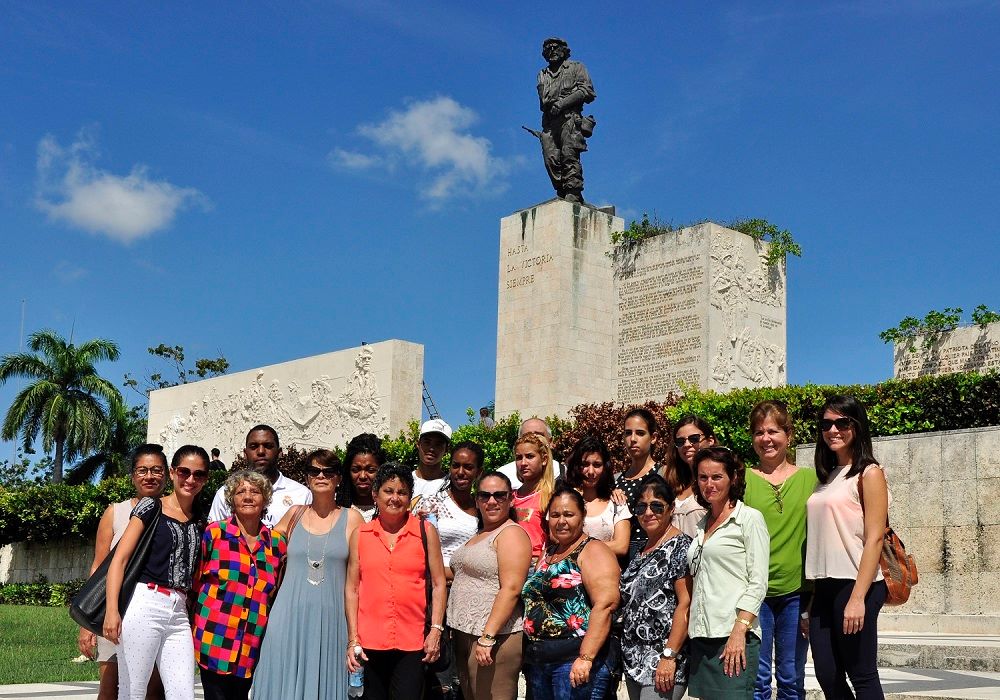 Trabajadores del CIP de visita al Conjunto Escultórico Memorial Comandante Ernesto Che Guevara 