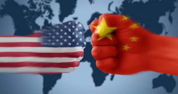 Banderas de China y Estados Unidos