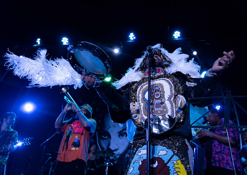 Big Chief Juan Pardo, con sus accesorios típicos de la herencia nativa norteamericana