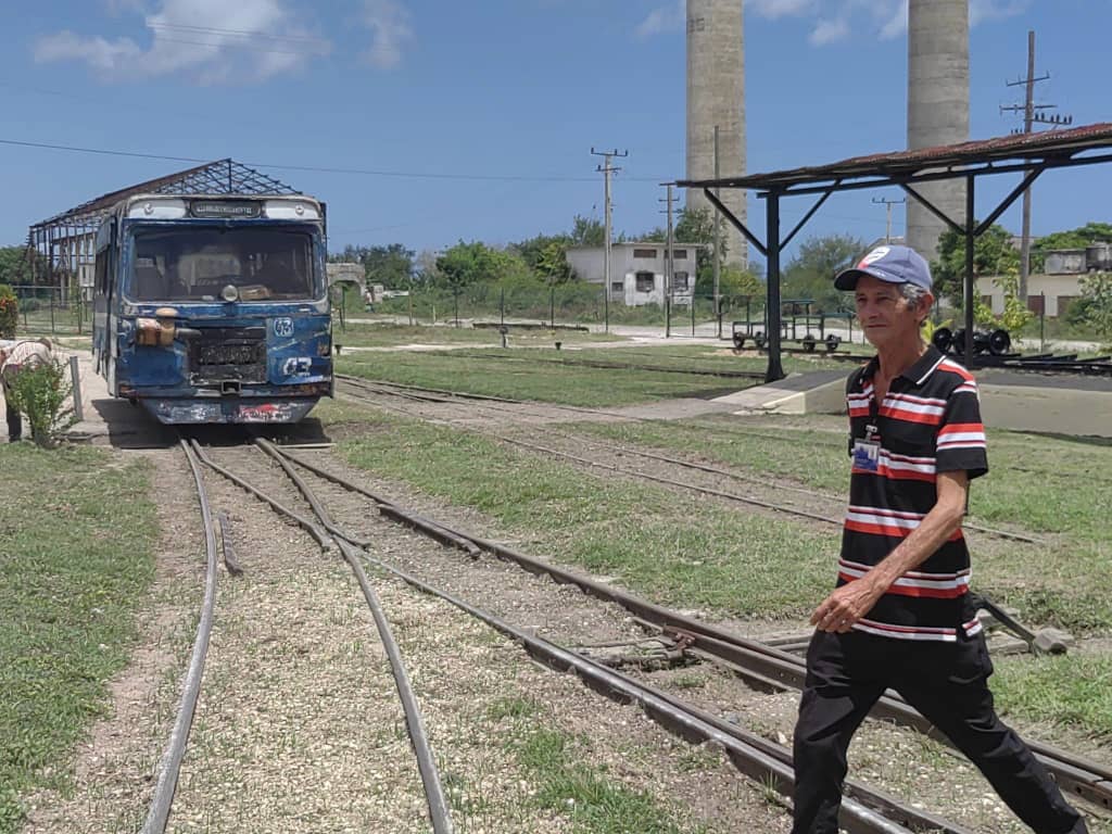 Mantenimiento de locomotoras en Cuba.