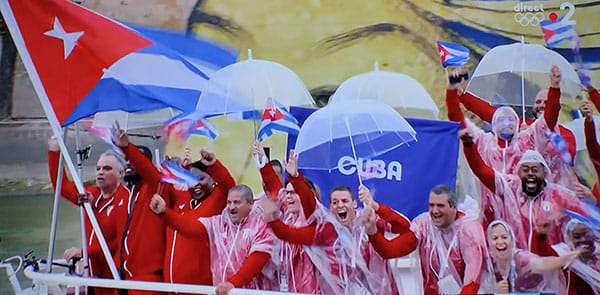 Delegación cubana en desfile de 6 kilómetros a lo largo del Río Sena.