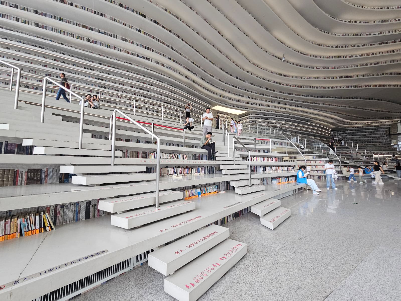 La biblioteca Tianjin Binhai, es uno de los diseños futuristas más reconocidos en China, por su capacidad de poder albergar 1,2 millones de libros. La biblioteca Tianjin Binhai, es uno de los diseños futuristas más reconocidos en China, por su capacidad de poder albergar 1,2 millones de libros.