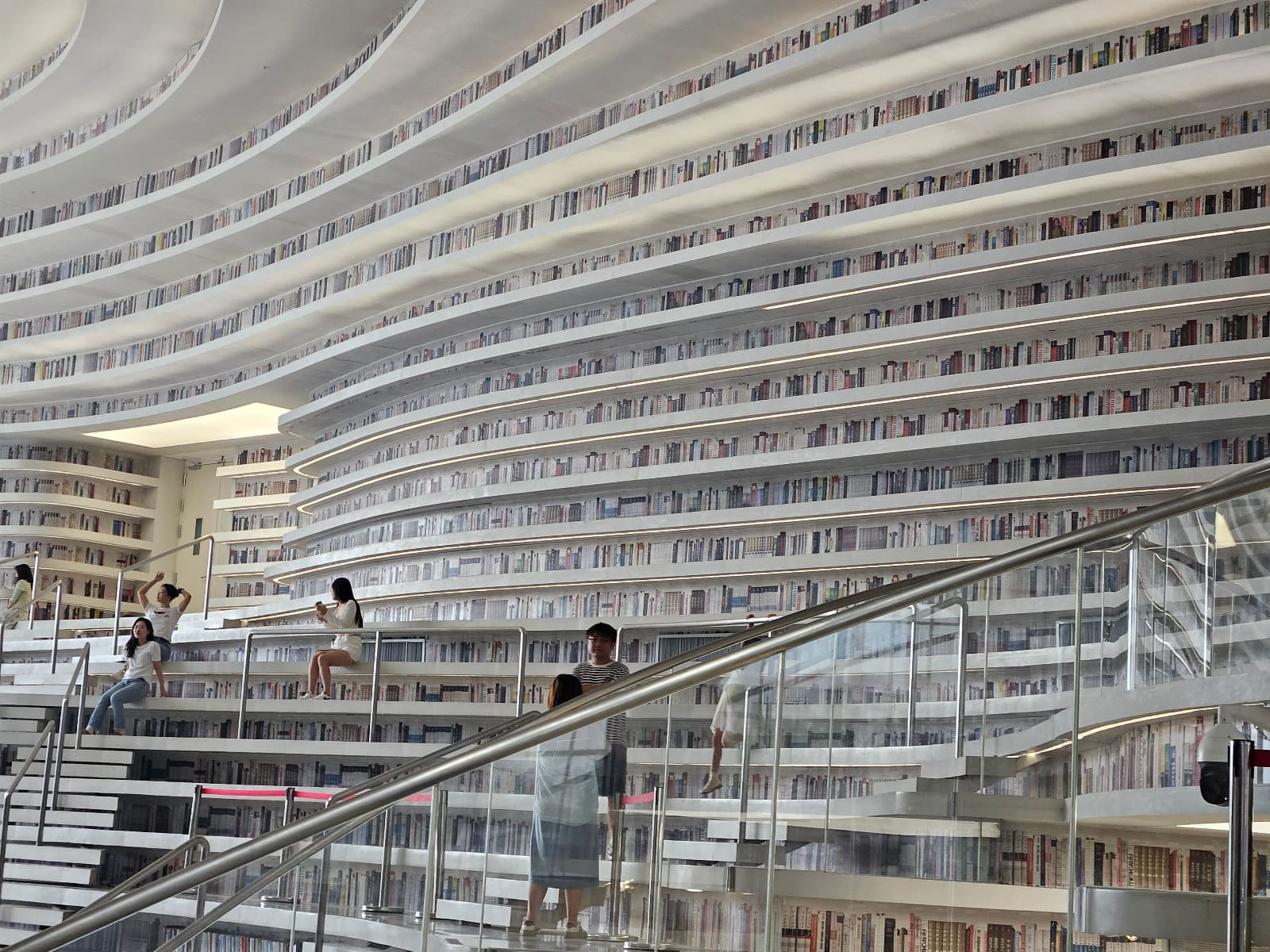 La biblioteca Tianjin Binhai, es uno de los diseños futuristas más reconocidos en China, por su capacidad de poder albergar 1,2 millones de libros. La biblioteca Tianjin Binhai, es uno de los diseños futuristas más reconocidos en China, por su capacidad de poder albergar 1,2 millones de libros.
