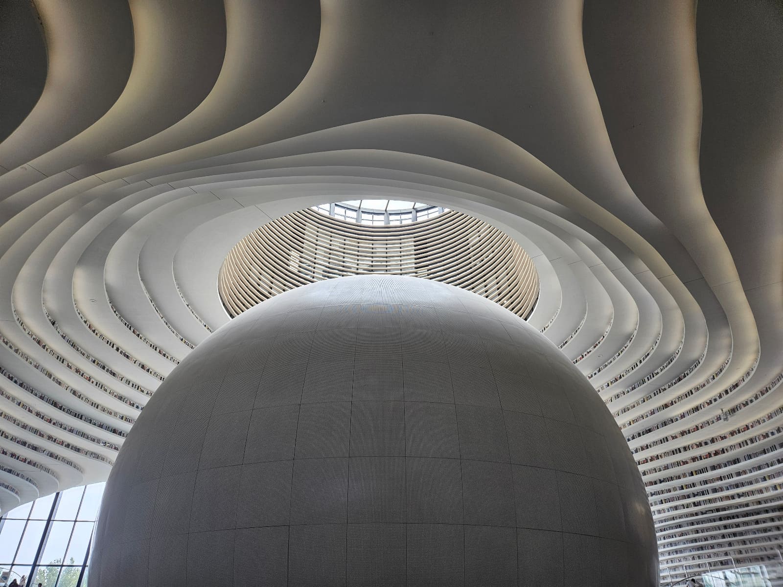 La biblioteca Tianjin Binhai, es uno de los diseños futuristas más reconocidos en China, por su capacidad de poder albergar 1,2 millones de libros. La biblioteca Tianjin Binhai, es uno de los diseños futuristas más reconocidos en China, por su capacidad de poder albergar 1,2 millones de libros.