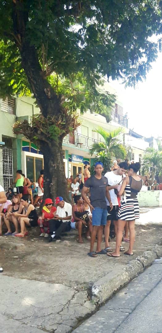 Vecinos del 12 plantas de Trocha sentados frente al edificio después de los dos grandes sismos de hoy