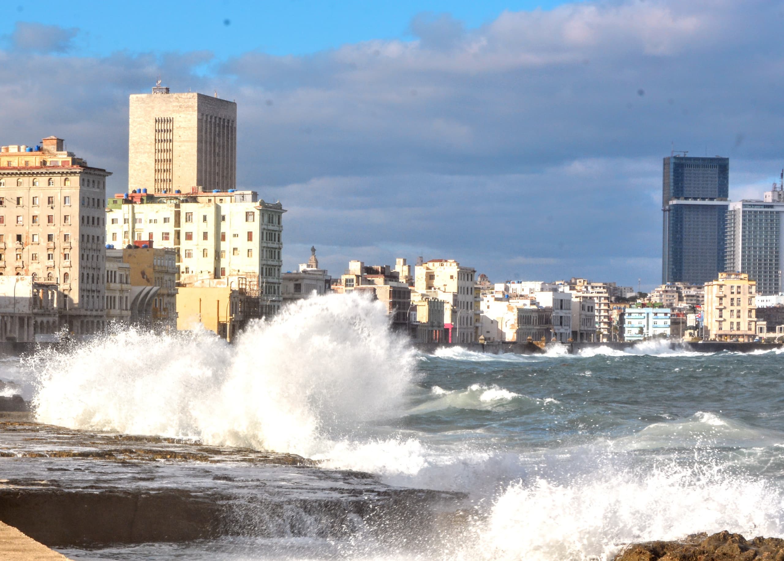 Inundaciones en el malecón habanero este viernes