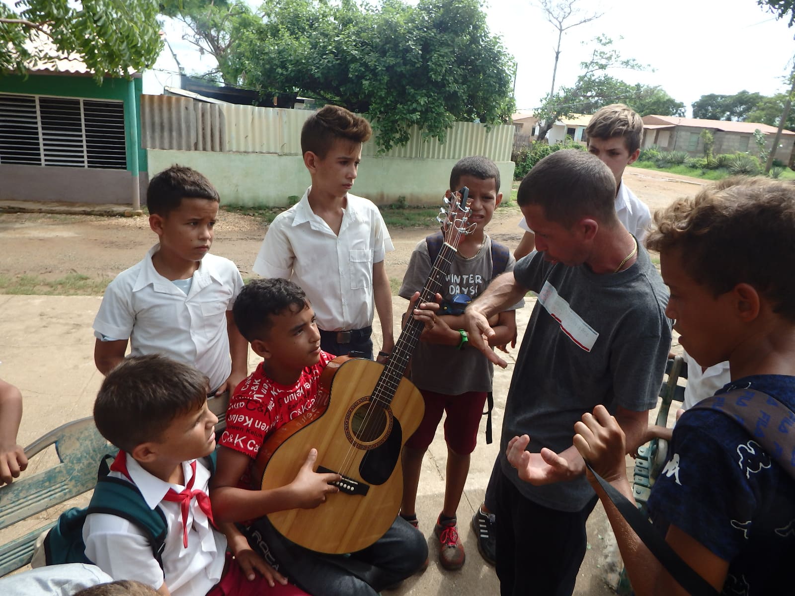 Incontables voluntarios trabajaron por toda Cuba en brigadas de solidaridad con los afectados.