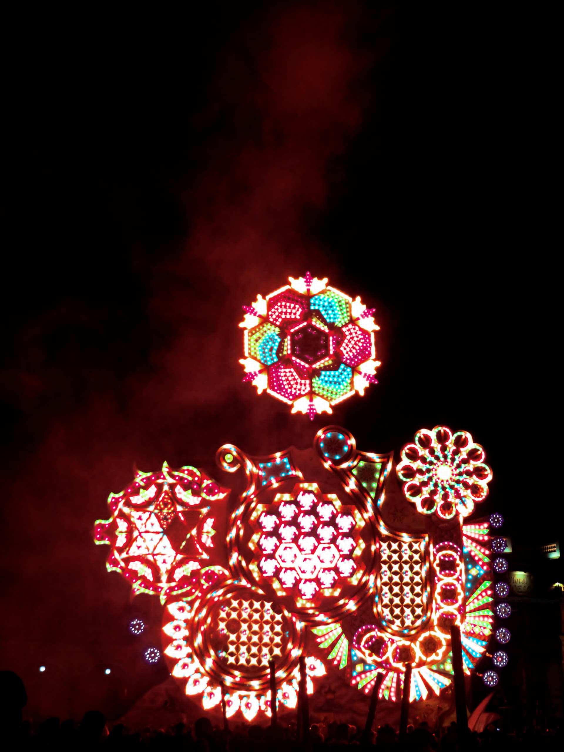 Luces, música y fuegos artificiales entre los barrios El Carmen y San Salvador 