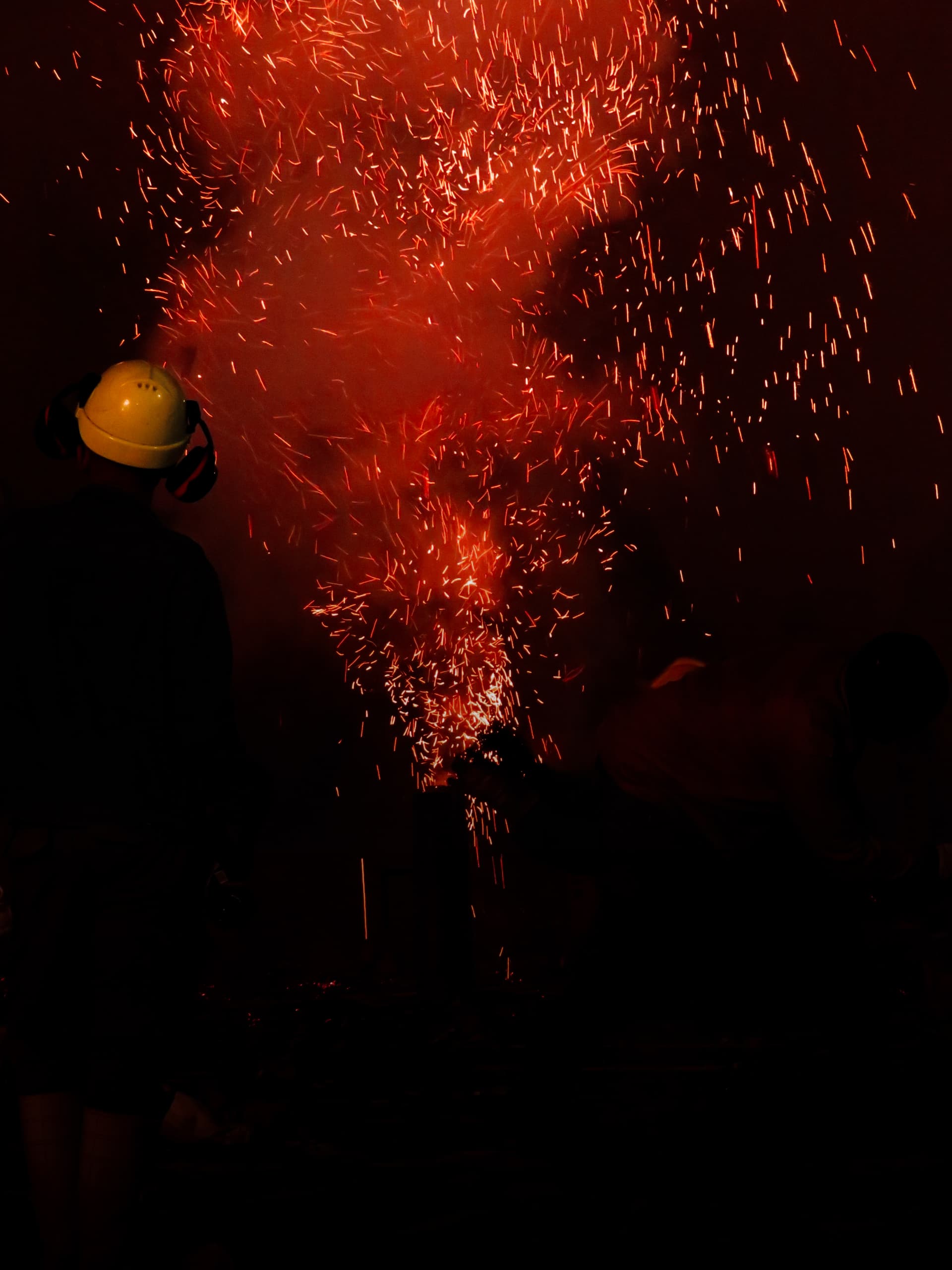 Luces, música y fuegos artificiales entre Lis barrios El Carmen y San Salvador 