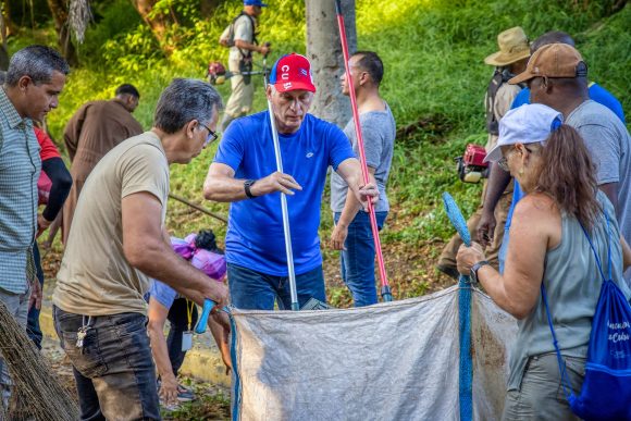 Díaz-Canel: Todos los días hay que combatir, todos los días uno tiene que proponerse qué hacer bien por su ciudad, por su comunidad, por su familia, por #Cuba.