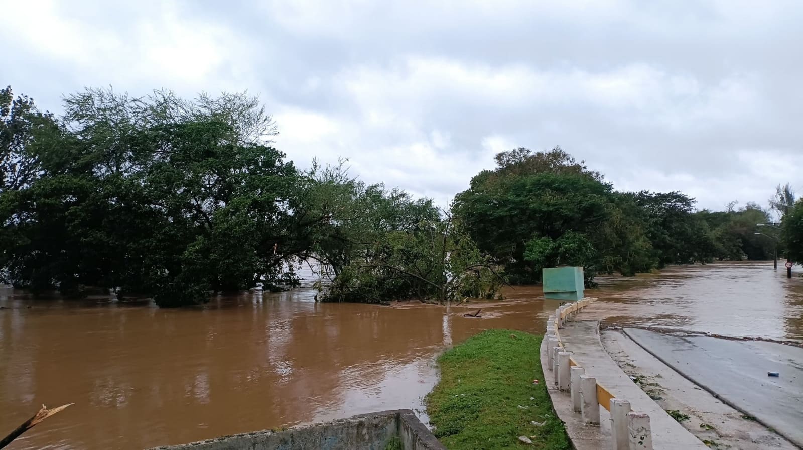 Río Bayamo fuera de su cause. Río Bayamo fuera de su cause.