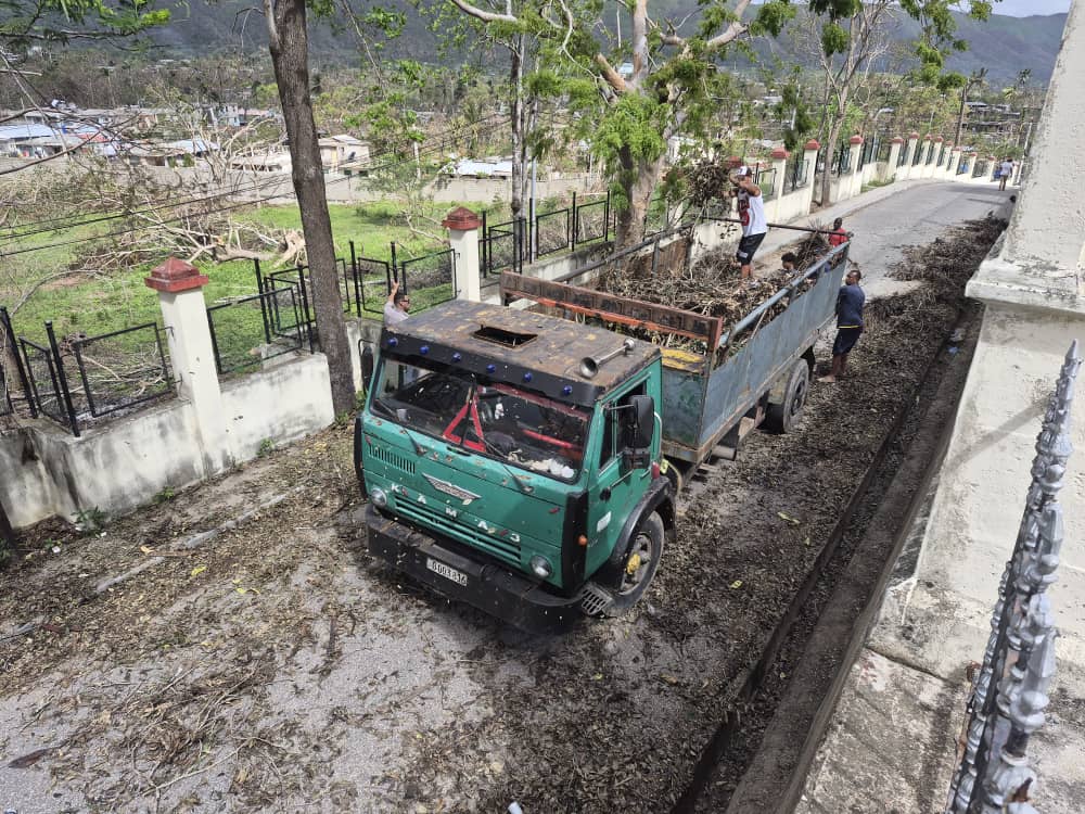 Labores de recuperación en el Santuario Nacional Basílica Menor de Nuestra Señora de la Caridad del Cobre después del huracán Melissa. Foto: Nelson Hair Melik Marrero / Cubahora