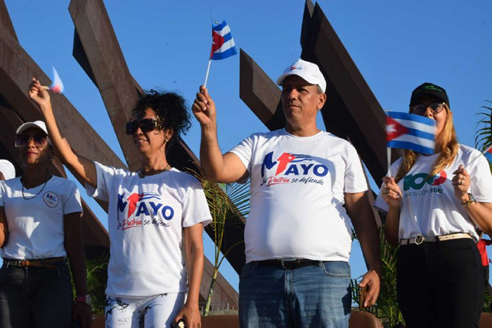 Desfile por el primero de mayo en Santiago de Cuba