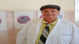 El Dr. Carlos posando junto a sus obras