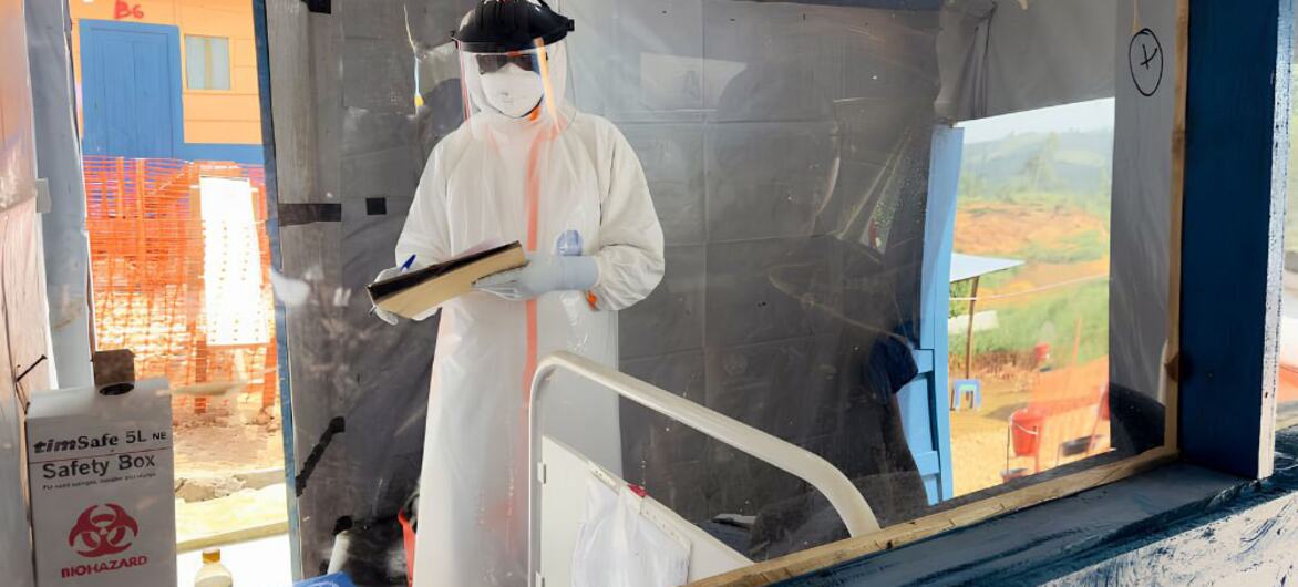 Trabajador sanitario tratando a pacientes infectados de ebola