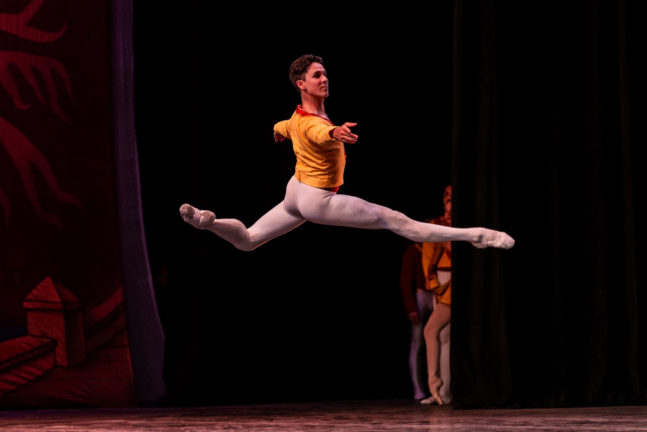 El Ballet Nacional de Cuba ilumina la Sala Avellaneda en homenaje a Fidel