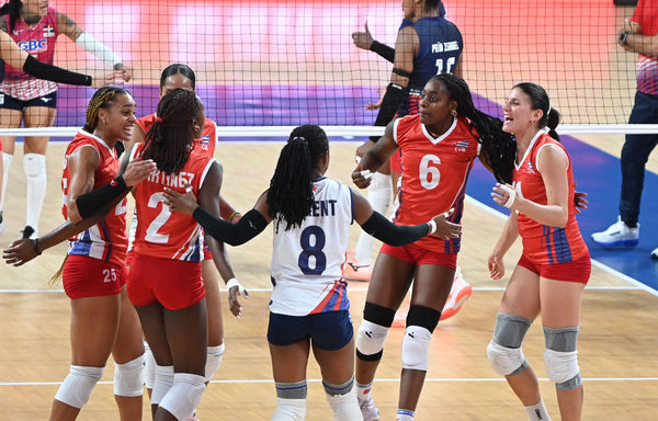 Equipo femenino de voleibol de Cuba derrota a México, pero pierde ante Canadá en Continental Norceca  